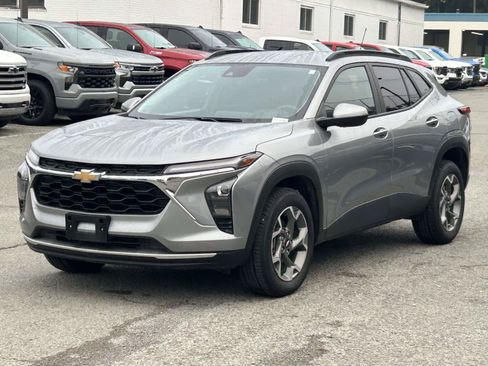 Used 2025 Chevrolet Trax LT FWD image 3