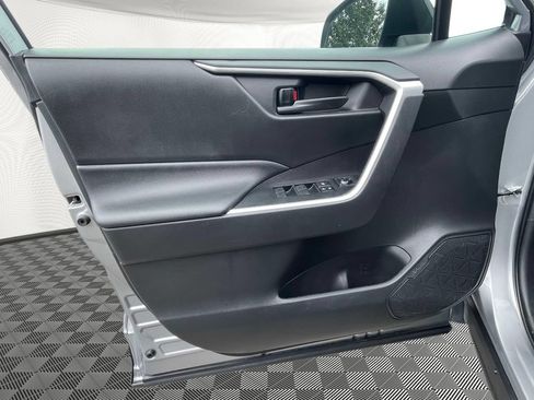 Used 2020 Toyota RAV4 LE FWD image 17