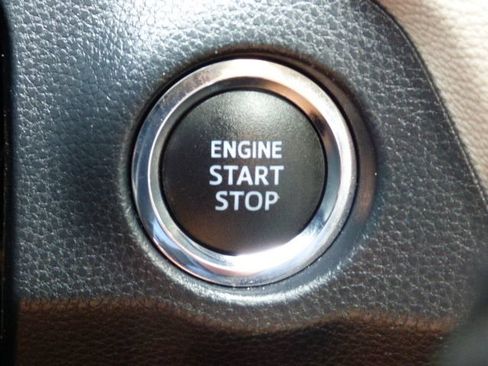 Used 2020 Toyota RAV4 Limited FWD image 30