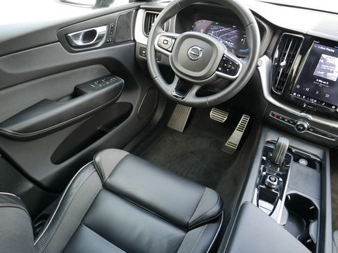 Used 2022 Volvo XC60 T8 R-Design w/ Advanced Package image 9