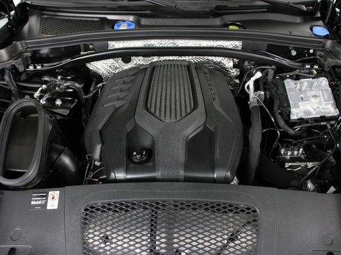 Certified 2025 Porsche Macan image 26