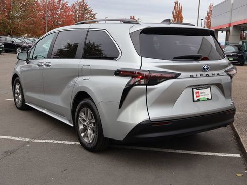 Used 2024 Toyota Sienna XLE image 5