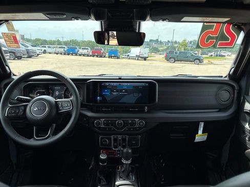 Used 2025 Jeep Wrangler Unlimited Rubicon AWD/4WD image 19