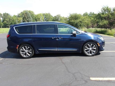 Used 2018 Chrysler Pacifica Limited FWD image 2
