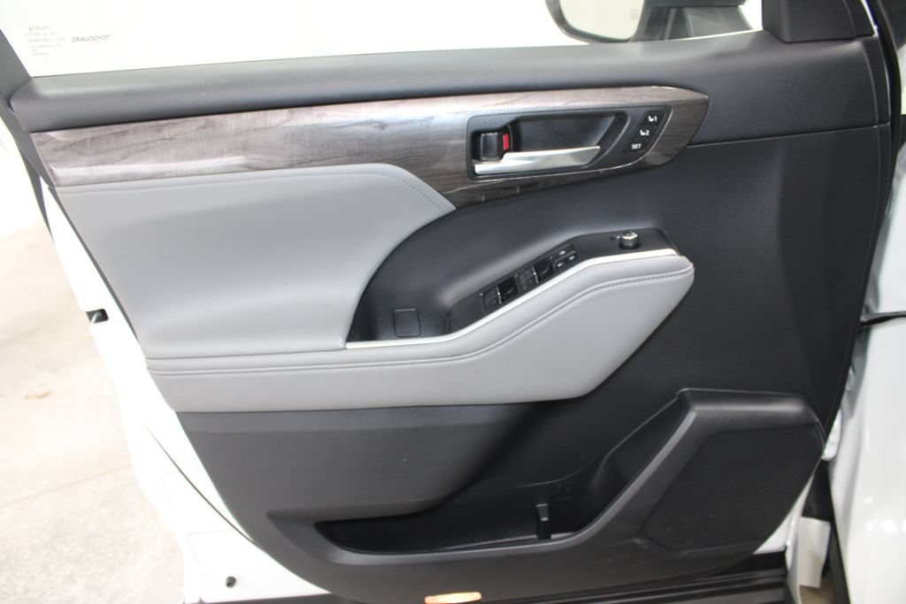 Used 2023 Toyota Highlander Limited FWD image 16