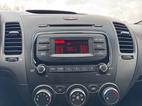 Used 2017 Kia Forte LX image 18