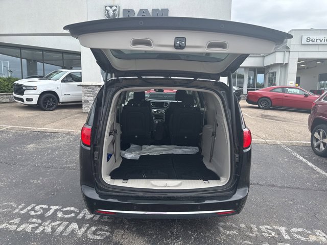 Used 2018 Chrysler Pacifica Touring-L FWD image 9