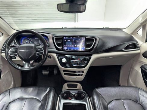Used 2022 Chrysler Pacifica Touring-L image 17