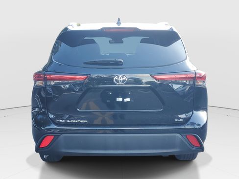 Used 2022 Toyota Highlander XLE image 6
