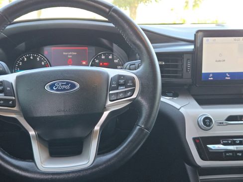 Used 2023 Ford Explorer XLT AWD/4WD image 21