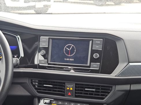 Used 2024 Volkswagen Jetta SE image 17