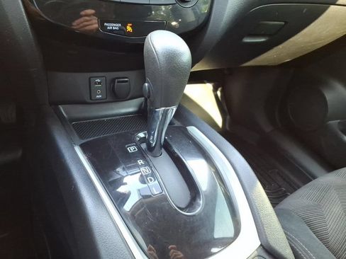 Used 2015 Nissan Rogue SV FWD image 11