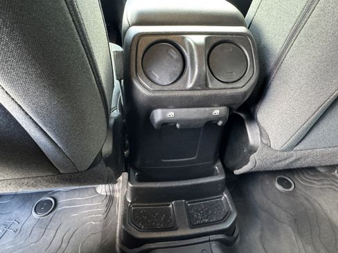 Used 2025 Jeep Wrangler Willys AWD/4WD image 23