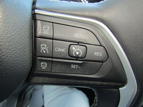 Used 2023 Jeep Grand Cherokee L Laredo AWD/4WD image 23