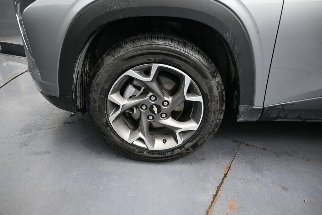 Used 2025 Chevrolet Trax LT FWD image 13