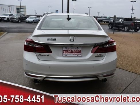 Used 2017 Honda Accord Touring image 8