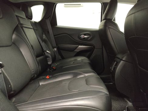 Used 2019 Jeep Cherokee Limited FWD image 19