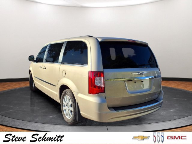 Used 2016 Chrysler Town & Country Touring FWD image 3