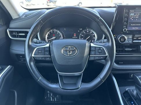 Used 2022 Toyota Highlander XLE image 11