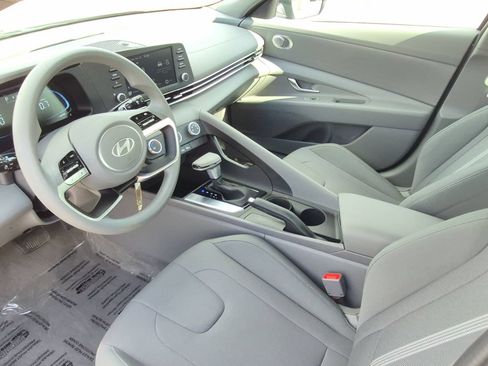 Used 2025 Hyundai Elantra SE FWD image 9
