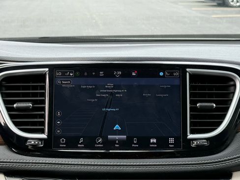 Used 2023 Chrysler Pacifica Limited FWD image 29
