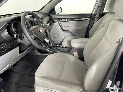 Used 2011 Kia Sorento 2WD w/ Convenience Pkg image 2
