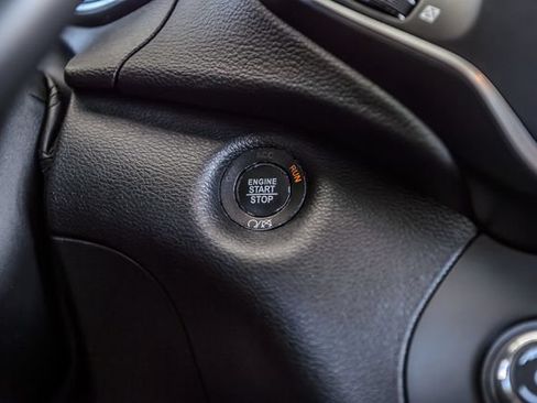 Used 2019 Jeep Cherokee Latitude Plus FWD image 28