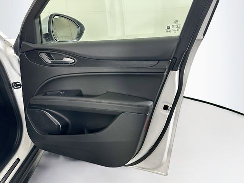 Used 2023 Alfa Romeo Stelvio Sprint image 32