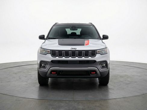 Used 2025 Jeep Compass Trailhawk AWD/4WD image 2