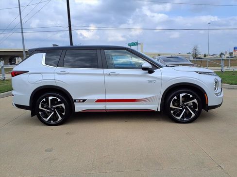 Used 2024 Mitsubishi Outlander SE image 8