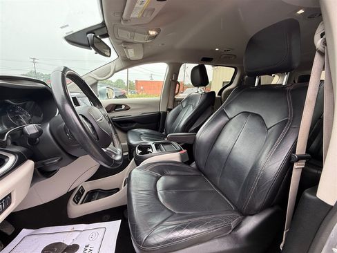Used 2018 Chrysler Pacifica Touring-L FWD image 23