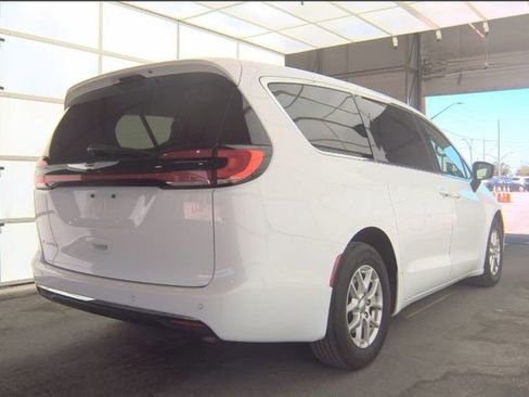 Used 2024 Chrysler Pacifica Touring-L FWD image 3