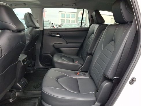 Used 2024 Toyota Highlander XLE image 10