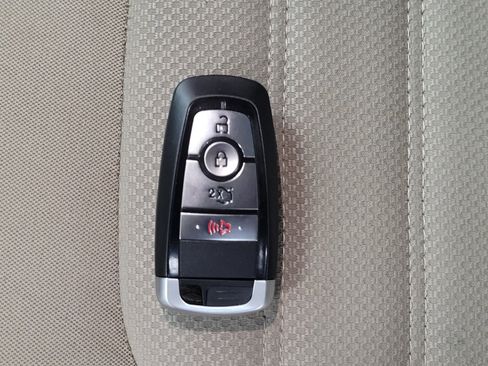Used 2018 Ford Fusion SE w/ Fusion SE Technology Package FWD image 32