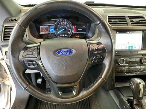 Used 2018 Ford Explorer XLT w/ Equipment Group 202A image 11