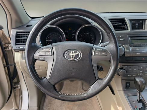 Used 2010 Toyota Highlander SE image 16