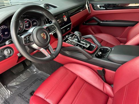 Certified 2023 Porsche Cayenne Platinum Edition image 4