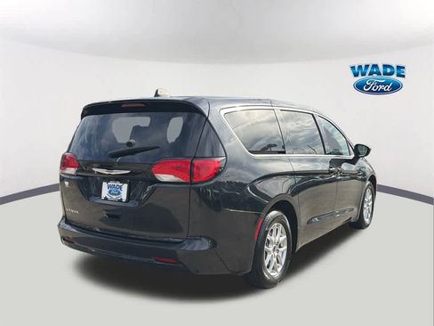 Used 2023 Chrysler Voyager LX image 5