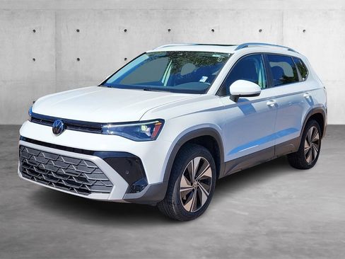 Used 2025 Volkswagen Taos SE image 25