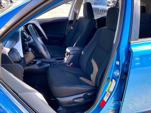 Used 2018 Toyota RAV4 LE image 7