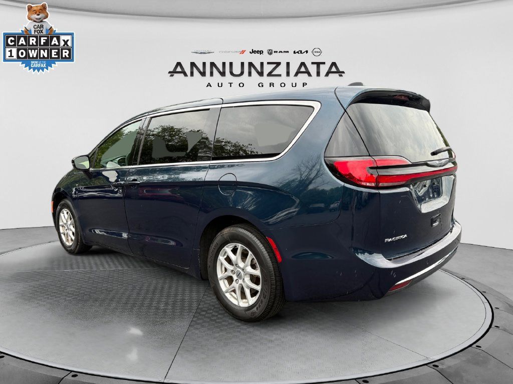 Used 2025 Chrysler Pacifica Select FWD image 3