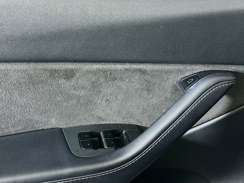 Used 2021 Tesla Model Y Standard Range image 15