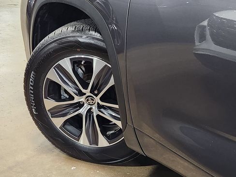 Used 2021 Toyota Highlander XLE FWD image 23