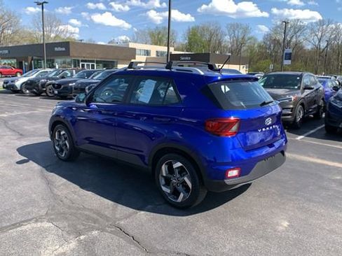 Used 2023 Hyundai Venue Limited FWD image 3