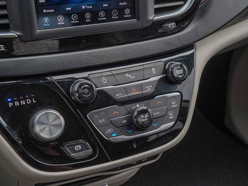 Used 2019 Chrysler Pacifica Touring-L image 18