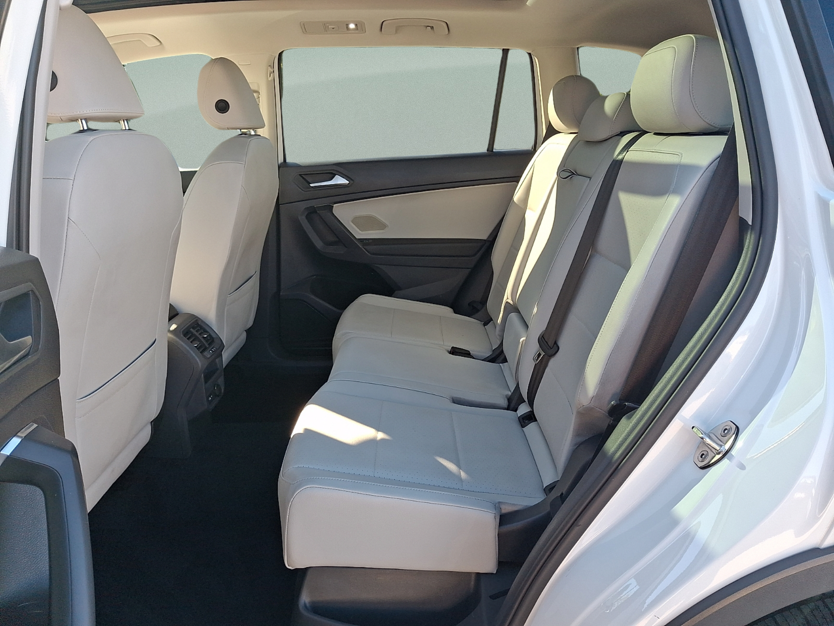 Used 2021 Volkswagen Tiguan SE w/ Panoramic Sunroof Package AWD/4WD image 8