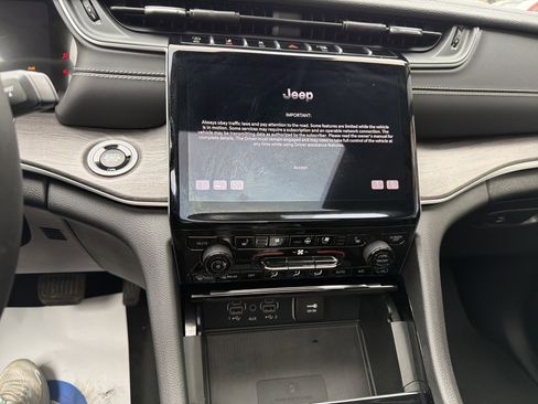 Used 2023 Jeep Grand Cherokee Limited w/ Luxury Tech Group II AWD/4WD image 15