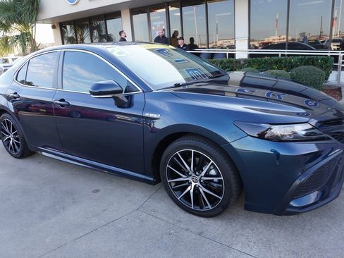 Used 2021 Toyota Camry SE w/ Audio Upgrade Package image 1