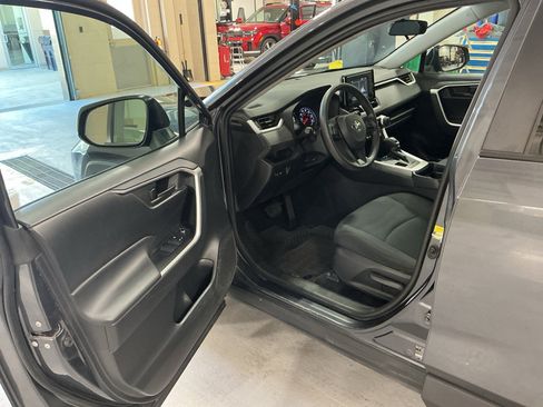 Used 2021 Toyota RAV4 LE AWD/4WD image 10
