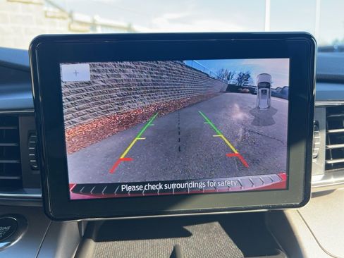 Used 2022 Ford Explorer XLT w/ Equipment Group 202A image 7